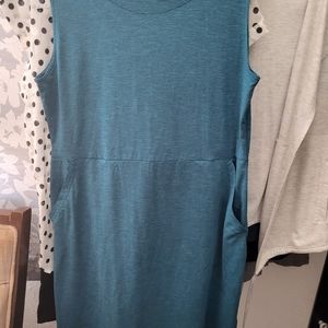 Columbia teal short sleeve dress with pockets, water wicking fabric, lightweight